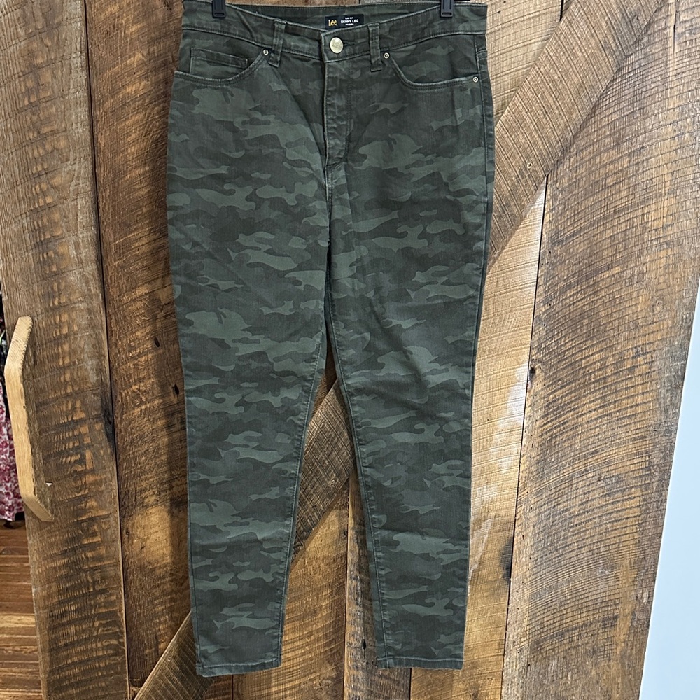 Women’s Lee slim fit skinny leg mid rise camo jeans size 10 medium~ D10